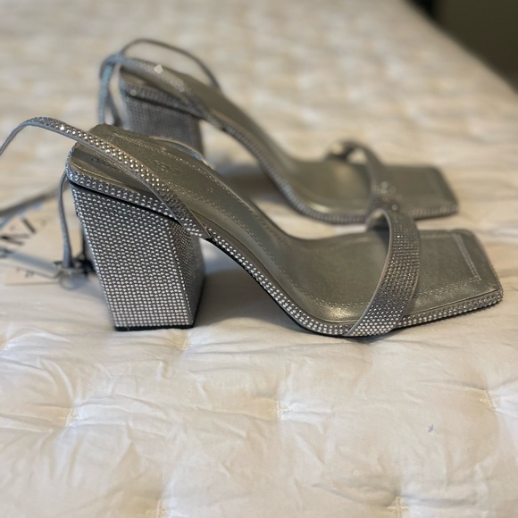 SILVER BlOCK HEEL RHINESTONE SANDALS - Picture 4 of 4